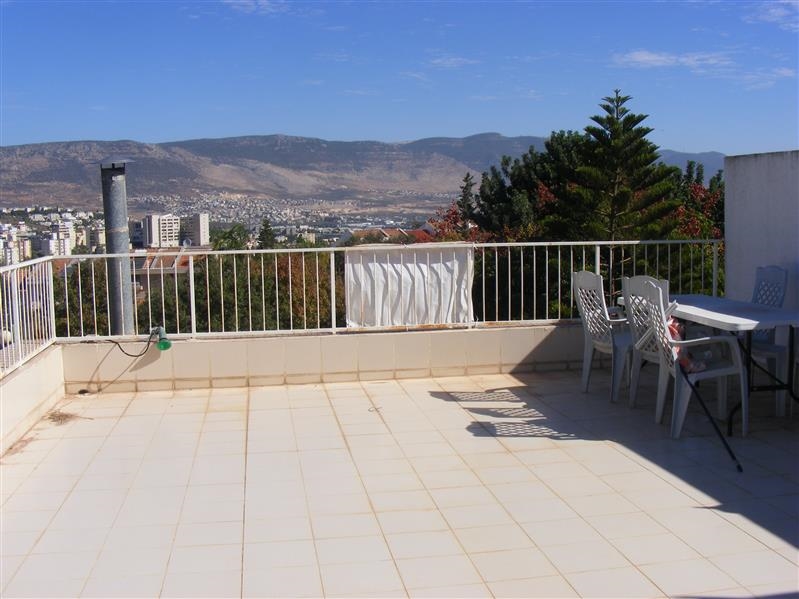 למכירה בכרמיאל ברח' איה דו משפחתי 6 חד'