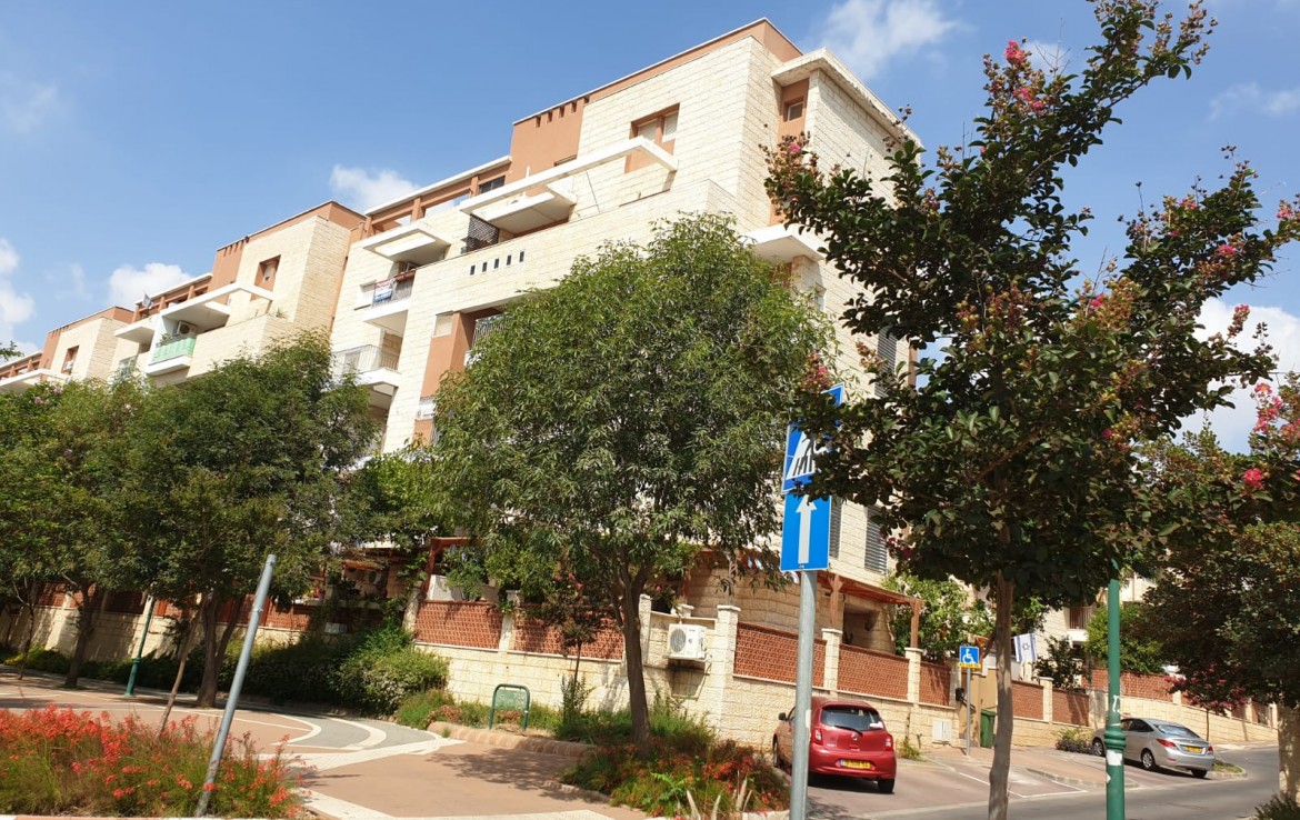 דירה למכירה בכרמיאל ברח' ההגנה, 4 חד' בנויה